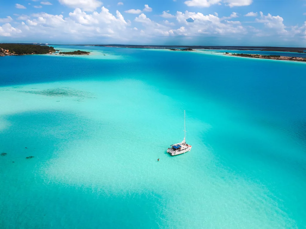 Sailing boat on the turquoise Bacalar Lagoon in Mexico for a warm-water group holiday