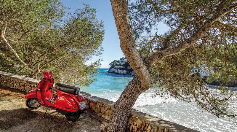 Mallorca luxury travel guide view of Cala Santanyí with turquoise water and Mediterranean pines
