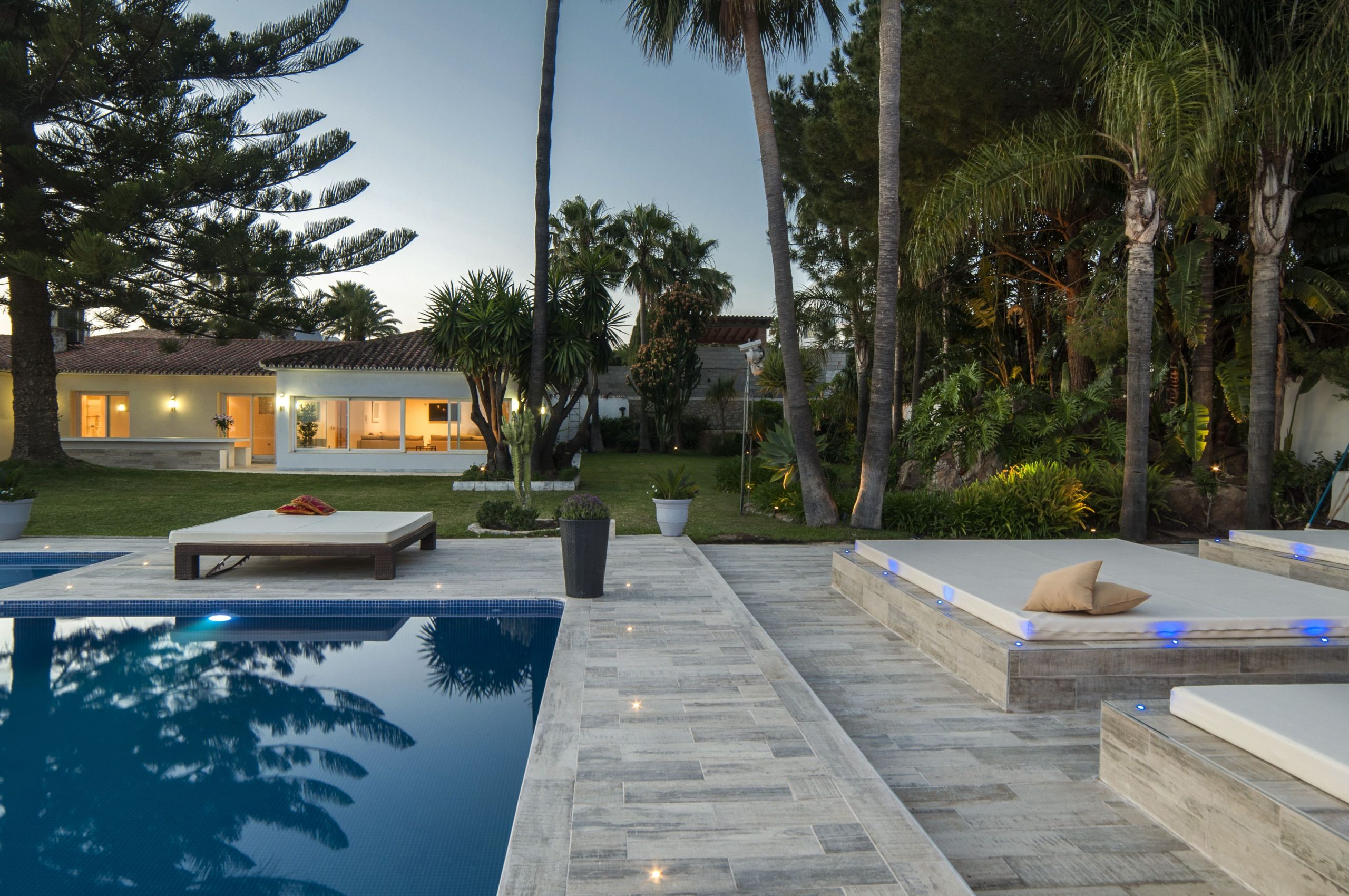 Elviria luxury Villa with pool in the evening