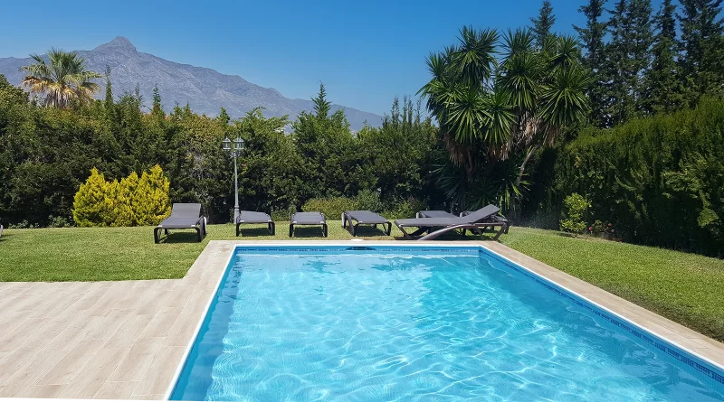 Holiday villa in Marbella with private pool and mountain views in Nueva Andalucía