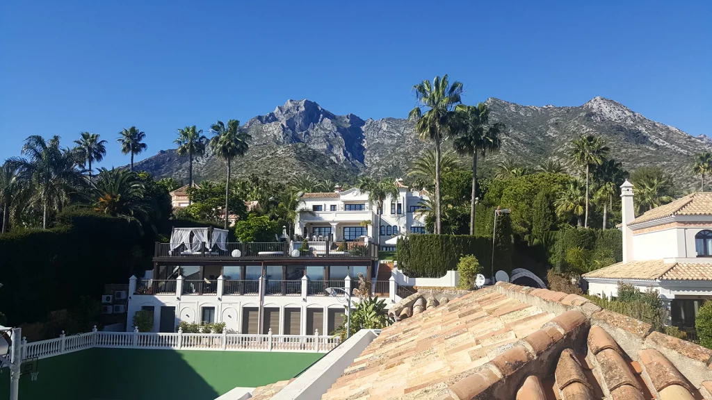 Where to buy in Marbella luxury villas below La Concha and Sierra Blanca